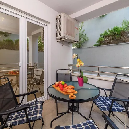 Pool Delux شقة تْسْغيكفانِتْسا