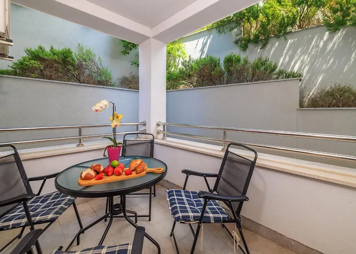 Pool Delux تْسْغيكفانِتْسا