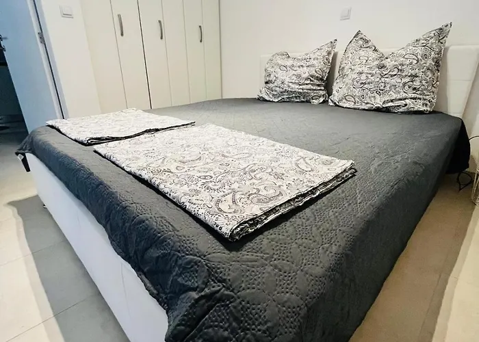 Pool Delux شقة تْسْغيكفانِتْسا